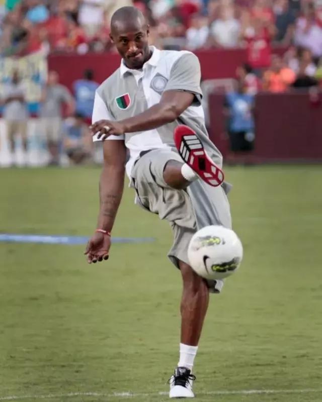 记者：皇马考虑请齐达内回来救火至赛季结束（曝皇马考虑邀齐达内回归救火至赛季末）