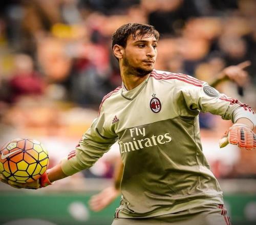 全国滑雪爱好者齐聚崇礼雪场炫技（全国滑雪达人汇聚崇礼雪场上演炫技）