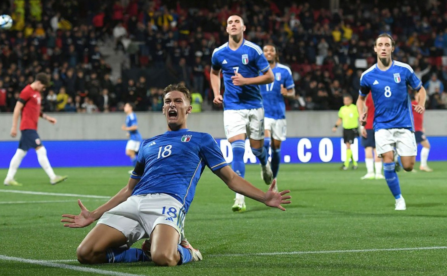 FC26美丽足球：维蒂尼亚、德容领衔，金外脚背夸雷斯马在列（FC26美丽足球盘点：维蒂尼亚、德容领衔，外脚背大师夸雷斯马入选）