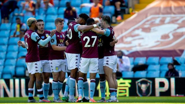 杠上！卡拉格喷费迪南德：草根代言人，怎么不聊聊世界杯票价（正面刚！卡拉格怼费迪南德：既是草根代言人，何不谈谈世界杯票价？）