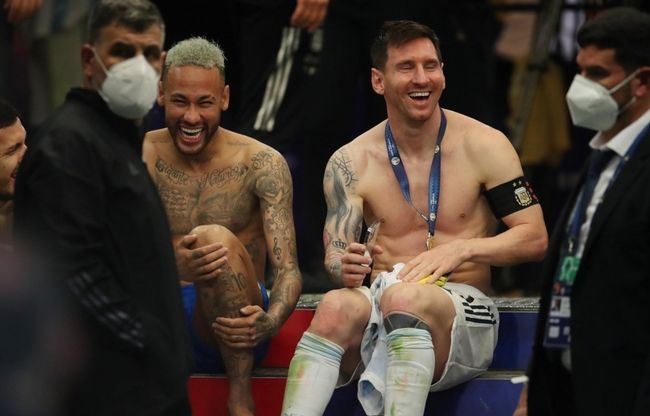 埃基蒂克：我将萨拉赫视为榜样，与他并肩作战令人荣幸（埃基蒂克称萨拉赫为榜样 与其并肩作战倍感荣幸）