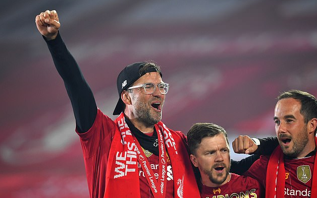 林良铭庆祝足协杯夺冠：冠军终归北京，国安是冠军！（林良铭欢庆足协杯问鼎：冠军归京，国安捧杯！）