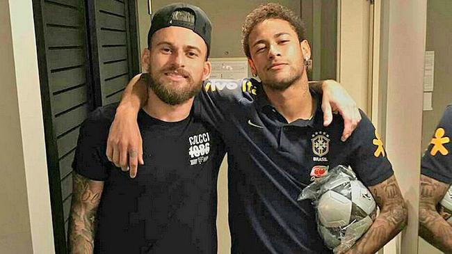 主队主场气氛爆棚 带来胜利关键（主场氛围爆棚 成为胜利关键）