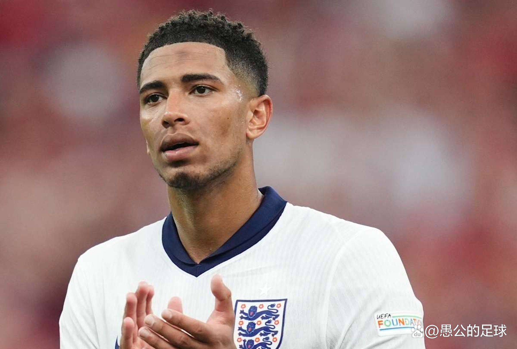 太阳报：麦克托米奈领意甲最佳球员奖，被女友透视着装抢风头（太阳报：麦克托米奈加冕意甲最佳球员，女友透视造型抢镜）