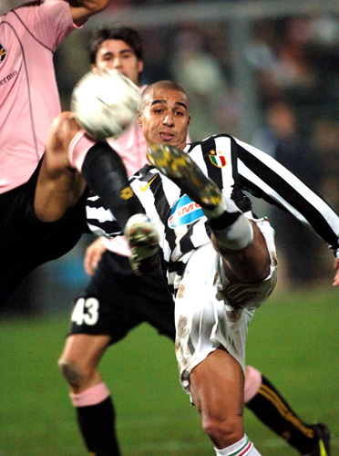 巴萨梅西任意球破门助球队领先（梅西任意球建功，巴萨取得领先）