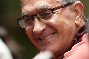 欧冠淘汰赛门票暴涨引发球迷抗议（欧冠淘汰赛票价飙升，球迷群起抗议）