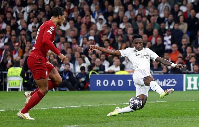 湖人詹姆斯关键三分锁定胜利（詹姆斯命中致胜三分，湖人锁定胜局）