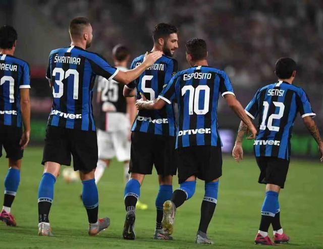 世界杯三个东道主墨加美依次被分至ABD三组，不用参与抽签（世界杯东道主墨西哥、加拿大、美国直接落位A、B、D组三，无需抽签）