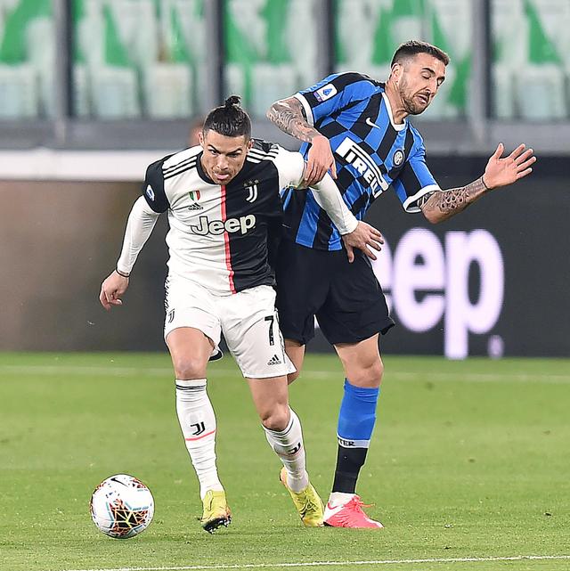 记者：弗里克听说自己的明夏离队传闻后说“又是胡说八道”（记者：被问及明夏离队传闻，弗里克回应“又是胡说八道”）