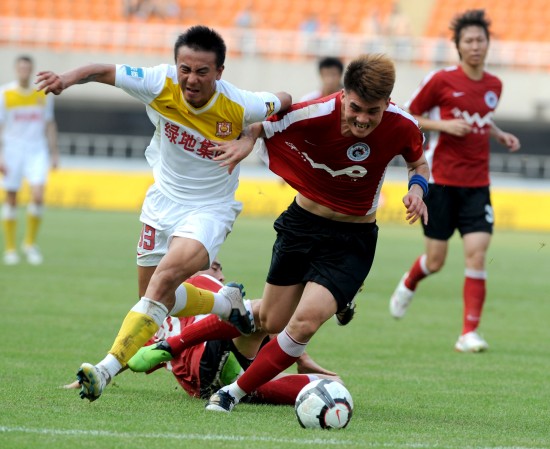 首尔外援后卫亚赞：能够限制住费利佩并不是我一个人的功劳（首尔外援后卫亚赞：限制费利佩是全队的功劳，并非我一人所为）